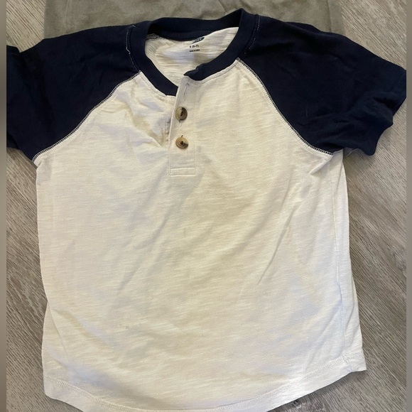 Bundle of 3 boys t shirts. - Picture 2 of 7